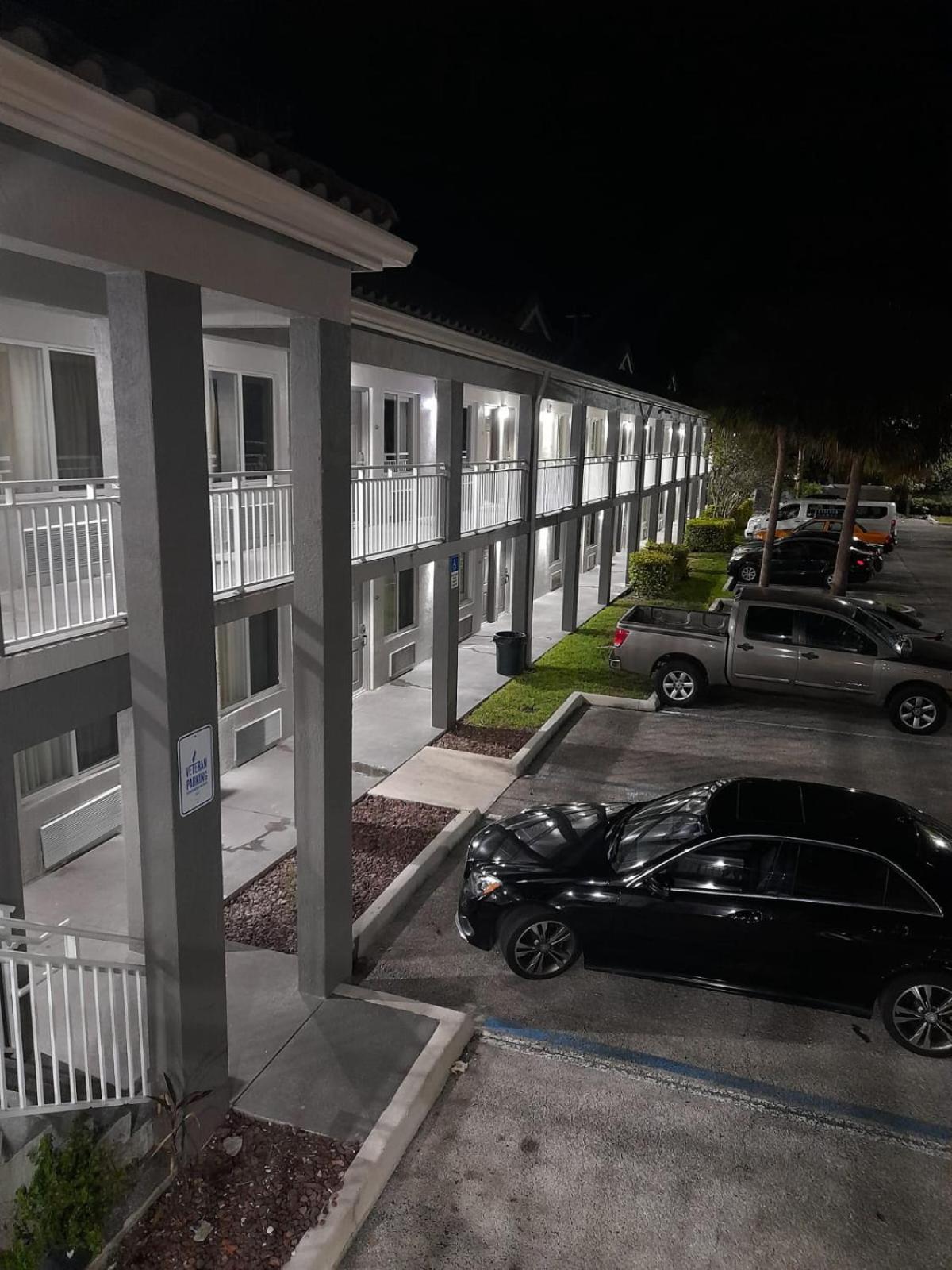 Super 8 Motel By Wyndham Near Fort Lauderdale Arpt Дейния Бийч Екстериор снимка
